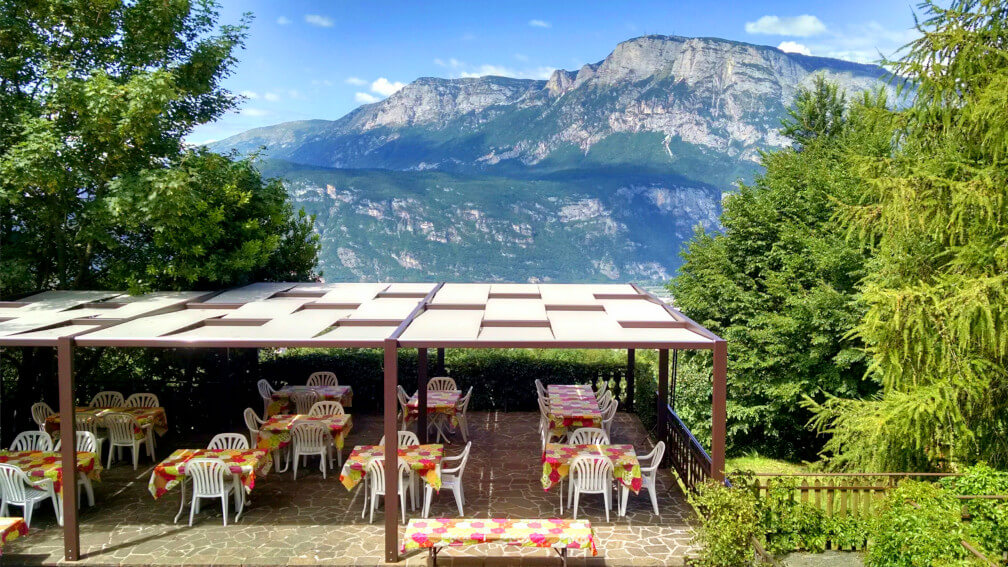 Terrazza estiva con vista panoramica su Paganella e Valle dell’Adige